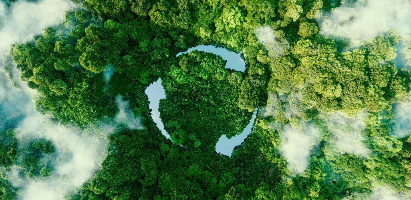 Paisaje donde se ven unos lagos que emulan un logo de reciclaje